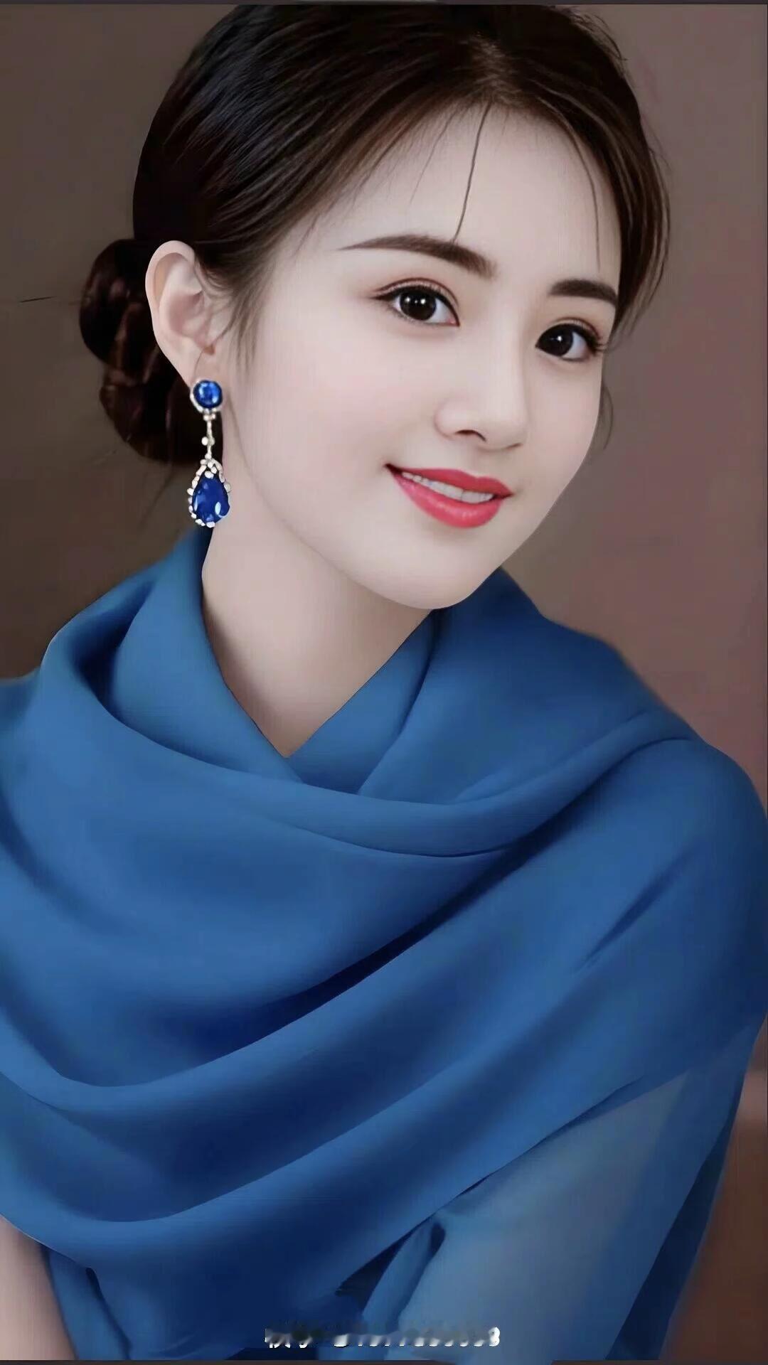 优雅蓝调，耳畔蓝宝石，尽显迷人魅力
