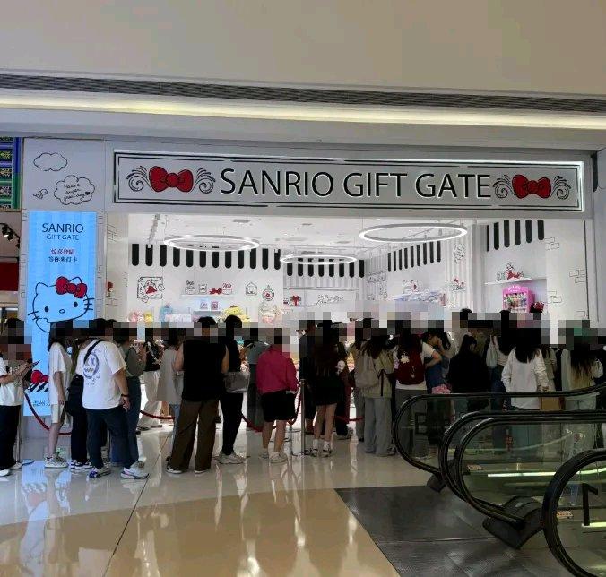 温州那家超火的三丽鸥网红店出事啦！想当年，2024年刚开业时，店门口天天排大队，