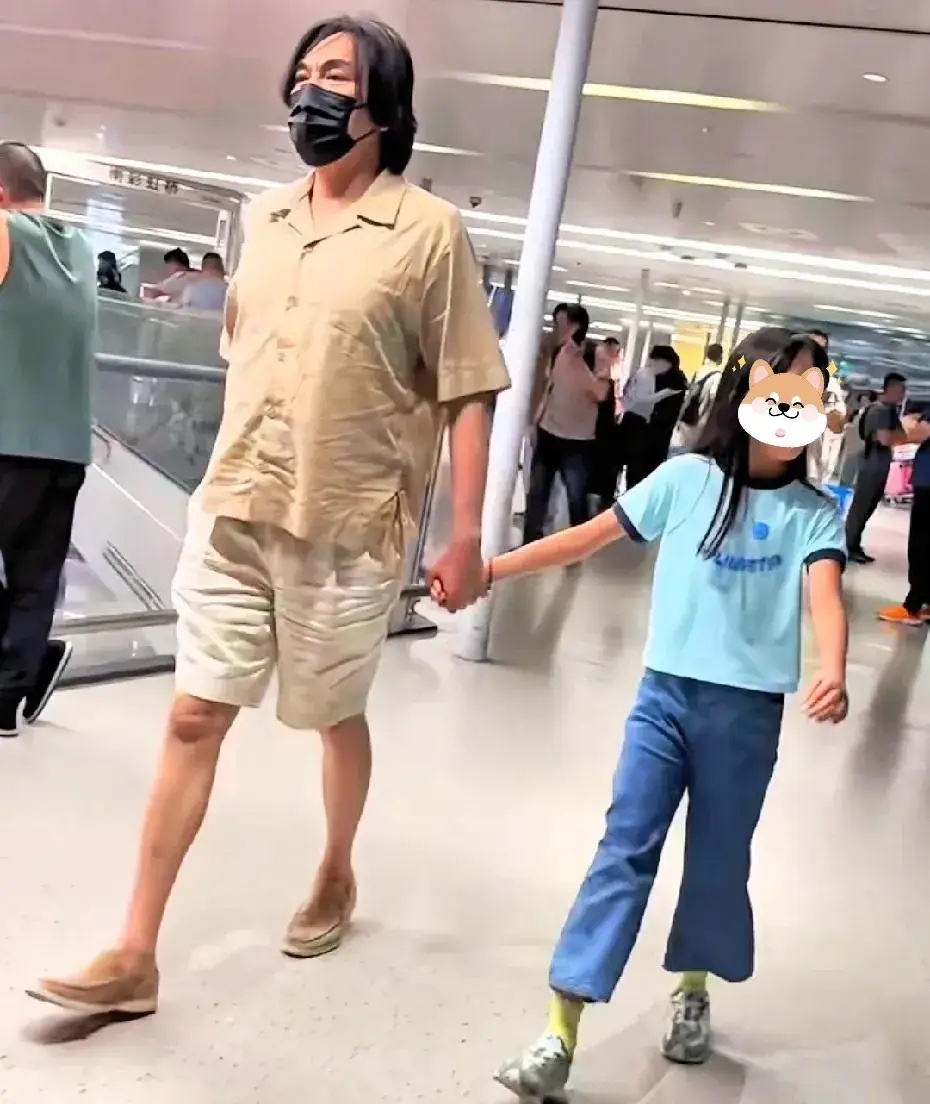 有网友在机场偶遇秦昊伊能静，她们的女儿小米粒也长这么大了！感觉伊能静很会经营家庭