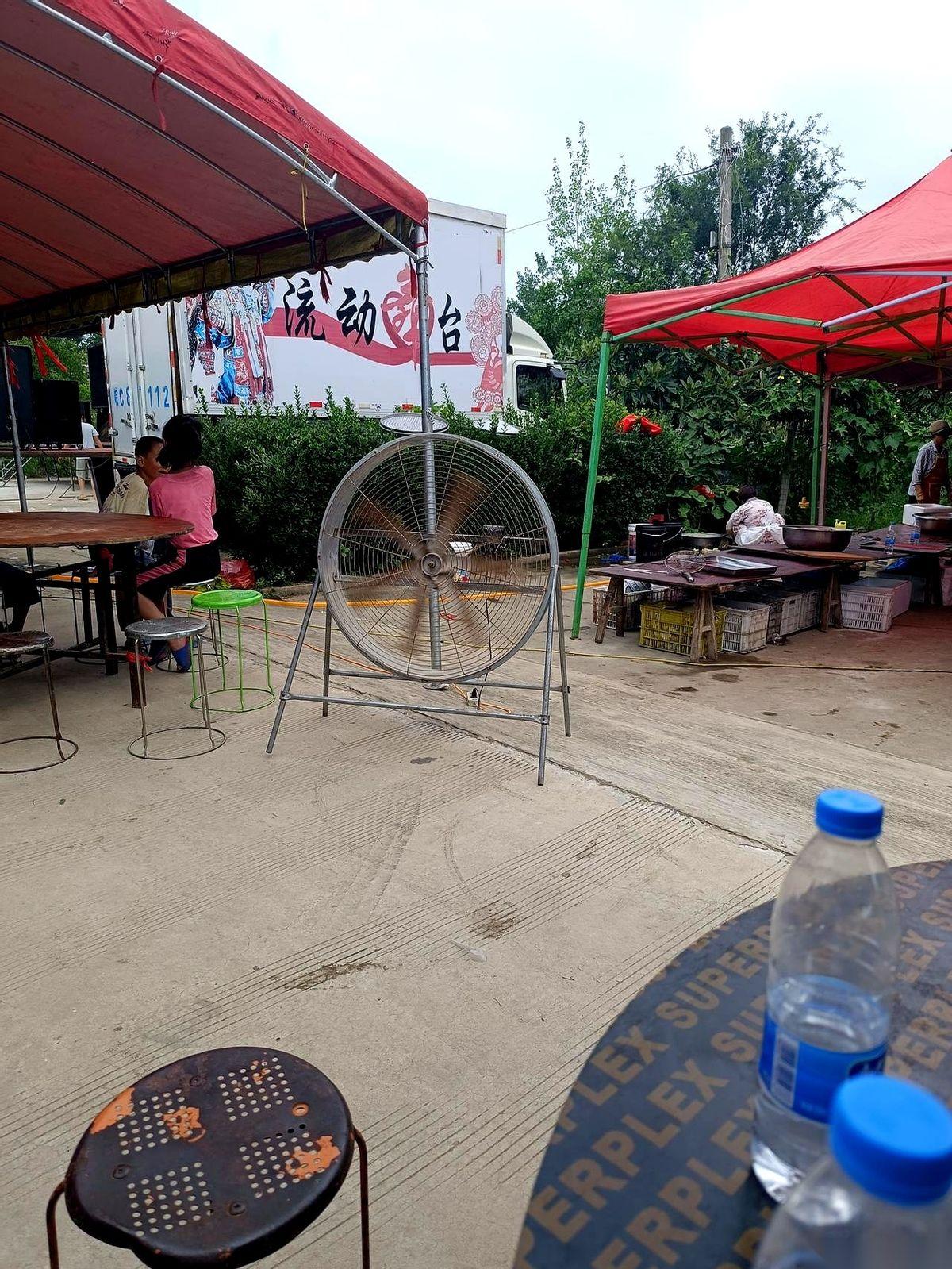 三天丧事办完，主家在红纸上拢了一笔账：55桌流水席、烟酒饮料、再加上寿材和火葬费