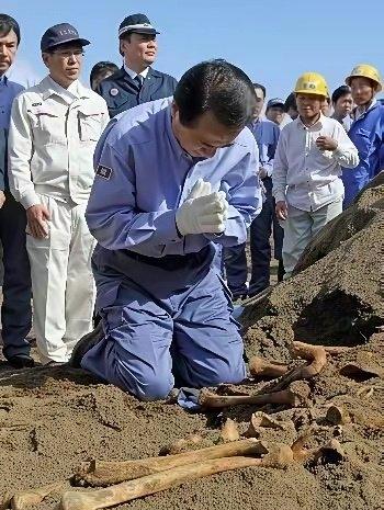 很多人刷到高市早苗在澳大利亚下跪的视频，第一反应都是：日本政客又在作秀？
 
这