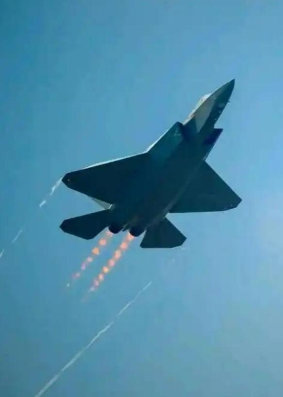 任何一个国家的四代机都可以击落中国的五代机歼20，而美国不但找到了歼20的弱点，