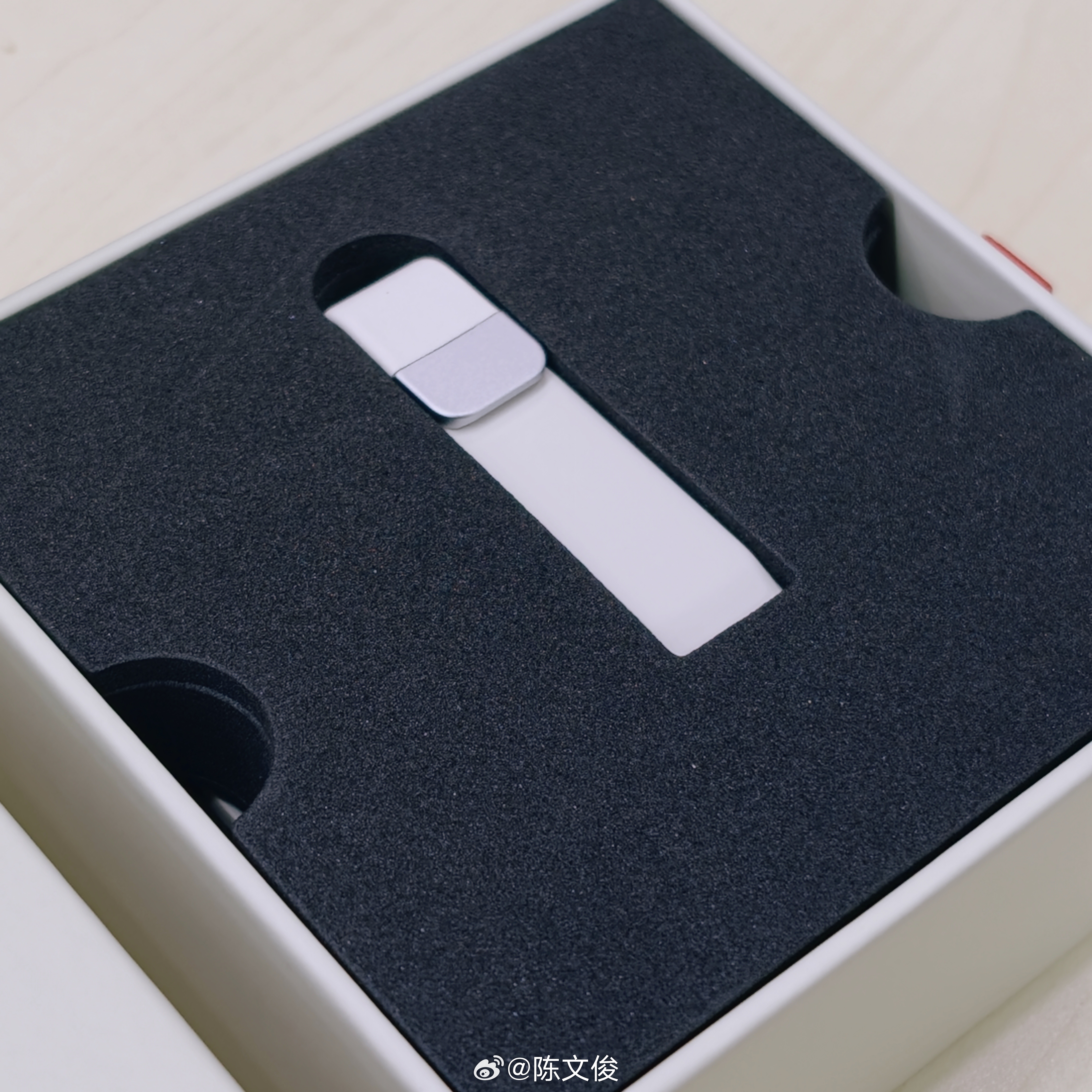 硬糖的理想Livis充电底座到了，我的眼镜终于有另一个「栖身之所」，不用只住在眼