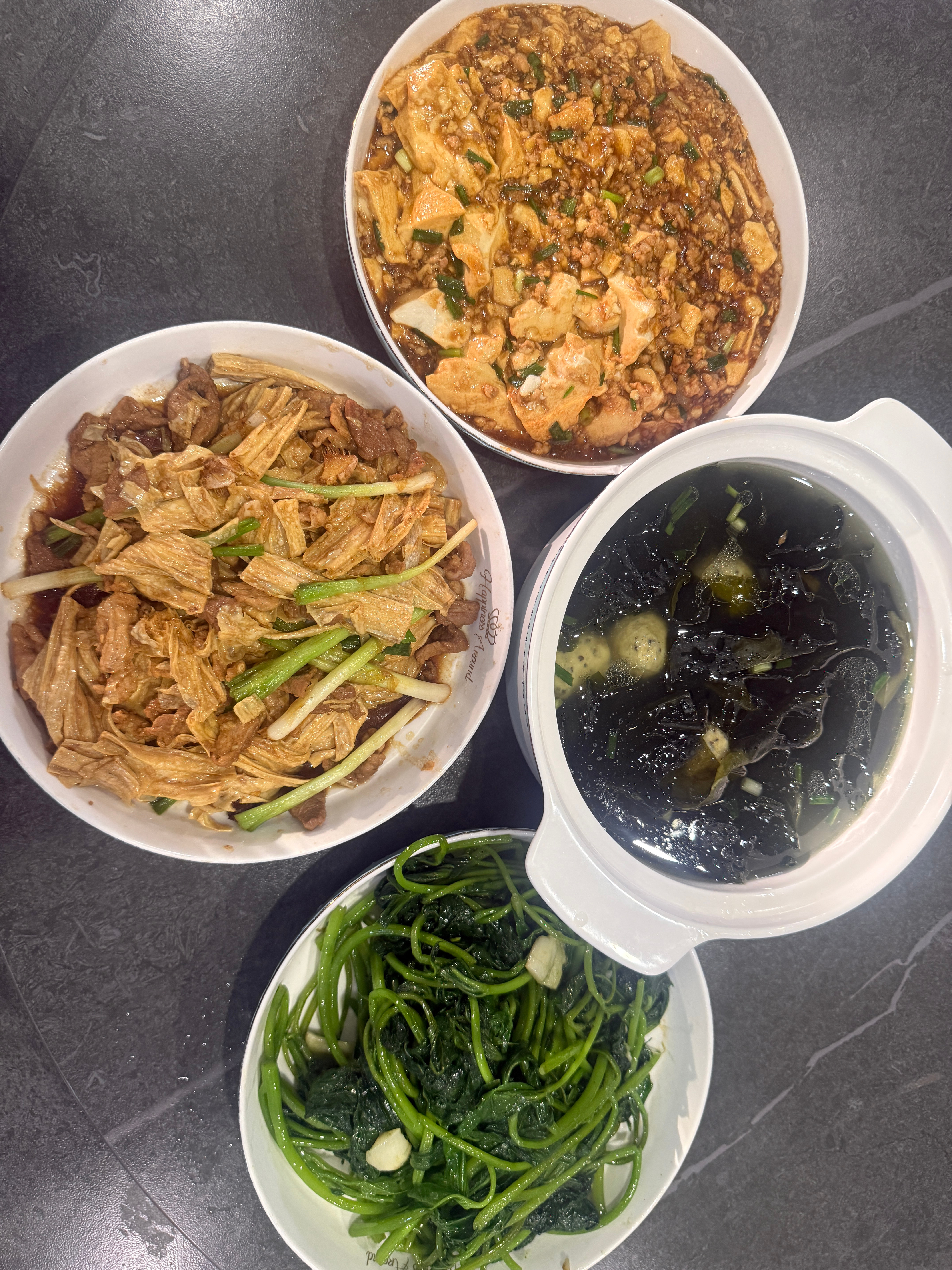 外面千好吃万好吃 都没有队友的家常菜好吃！我经常建议他开个什么小炒店 肯定爆火 