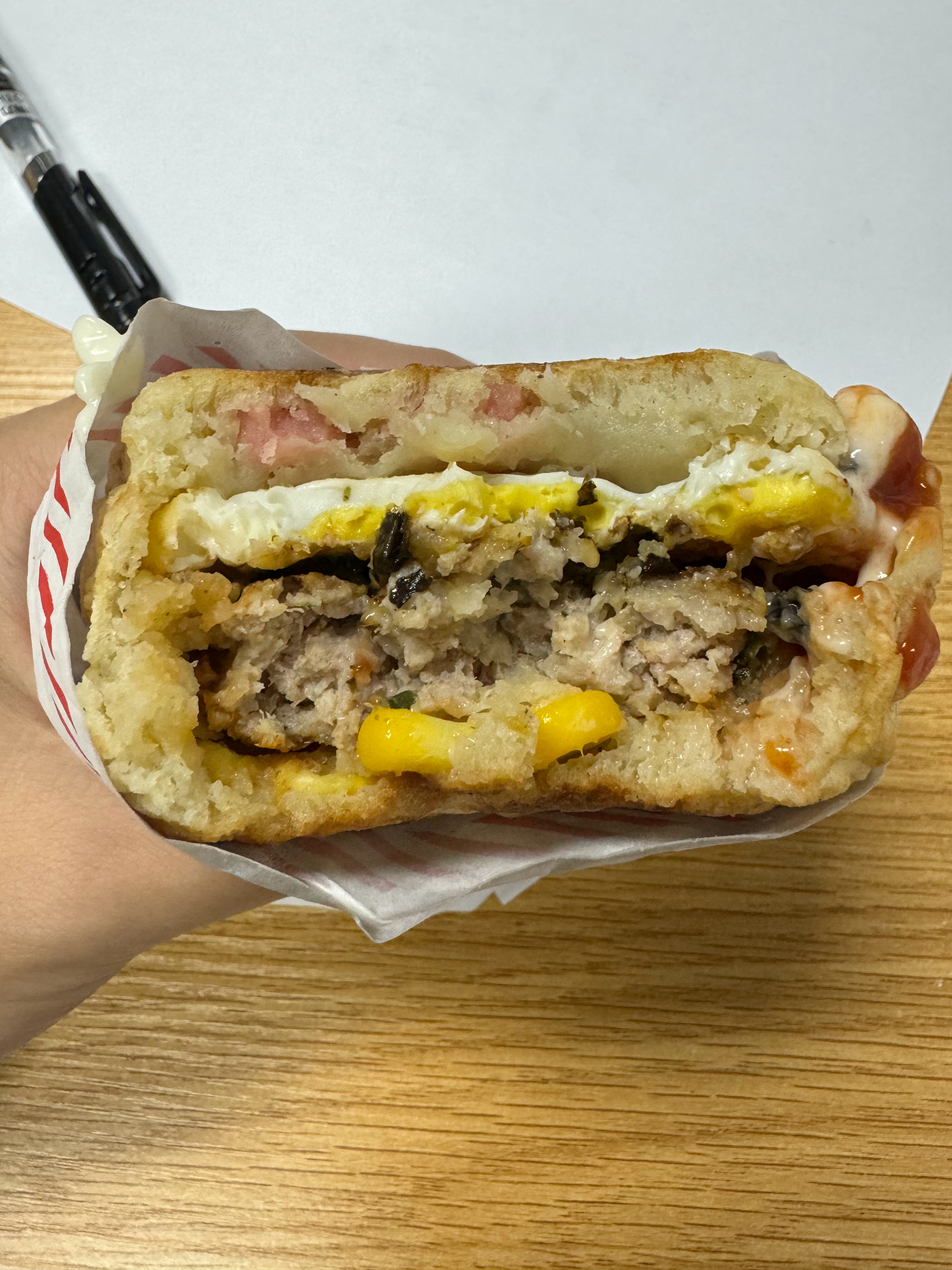 早上好兄弟姐妹们，都吃了吧我今天早餐吃个蛋肉堡，料超级足，感觉这一个下去中午都不