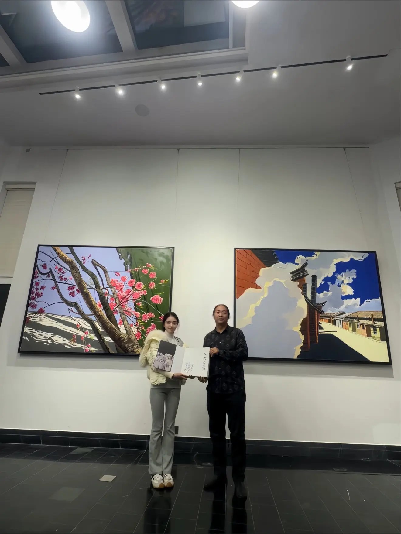 登门洪老师府上，一餐家常，一席畅谈。临别获赠画册，更得老师亲笔签名与赠...