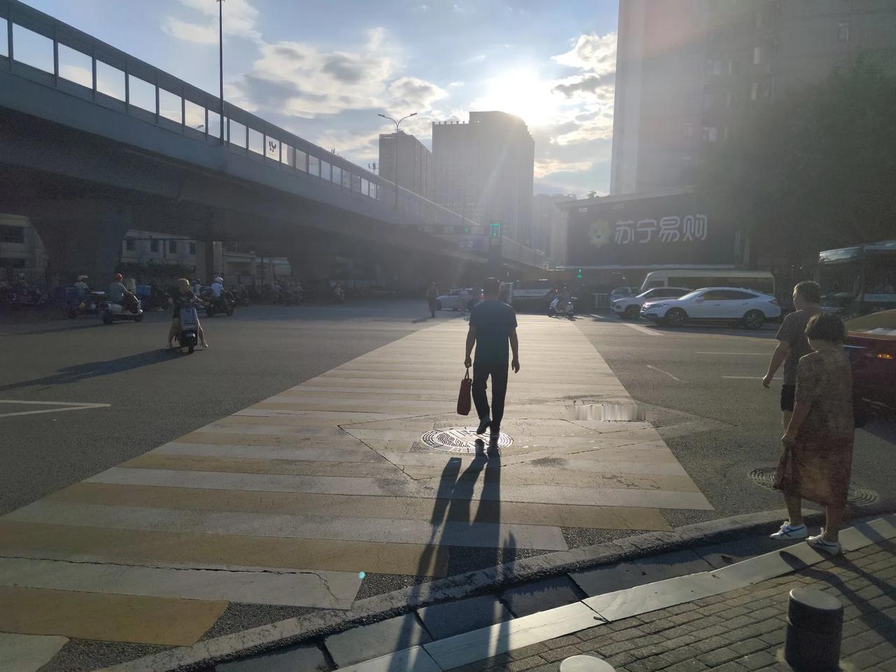 有一位甲级医院的护士长退休工资拿到一万五，引起的很多人的非议，其中包括一些教授和