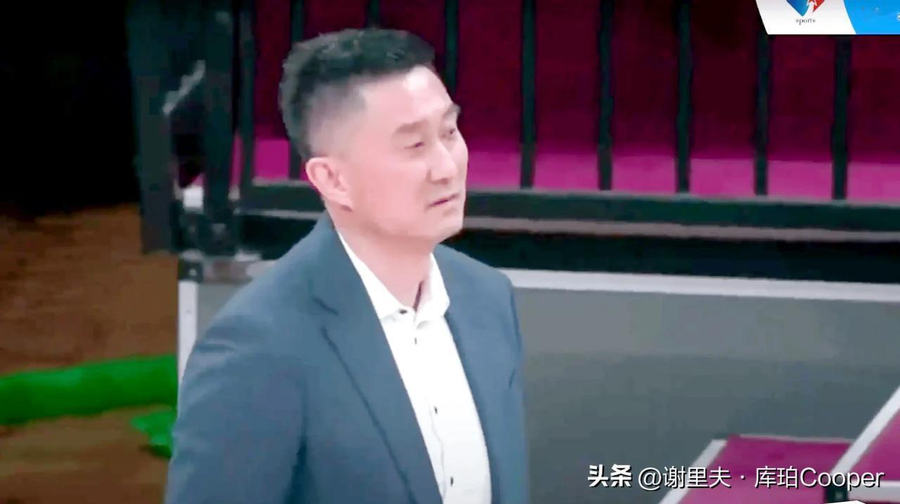 杨鸣太气人，杜锋打了一赛季的5上5下，G5突然不用，对面的杨鸣开始用，两位韩国裁