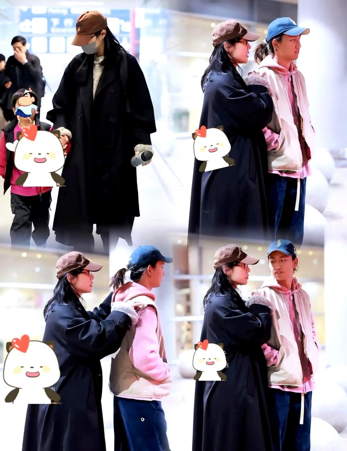 白百何带俩儿子回国，没化妆，没摆拍，却火了。
长子180cm，马尾辫，粉色卫衣，