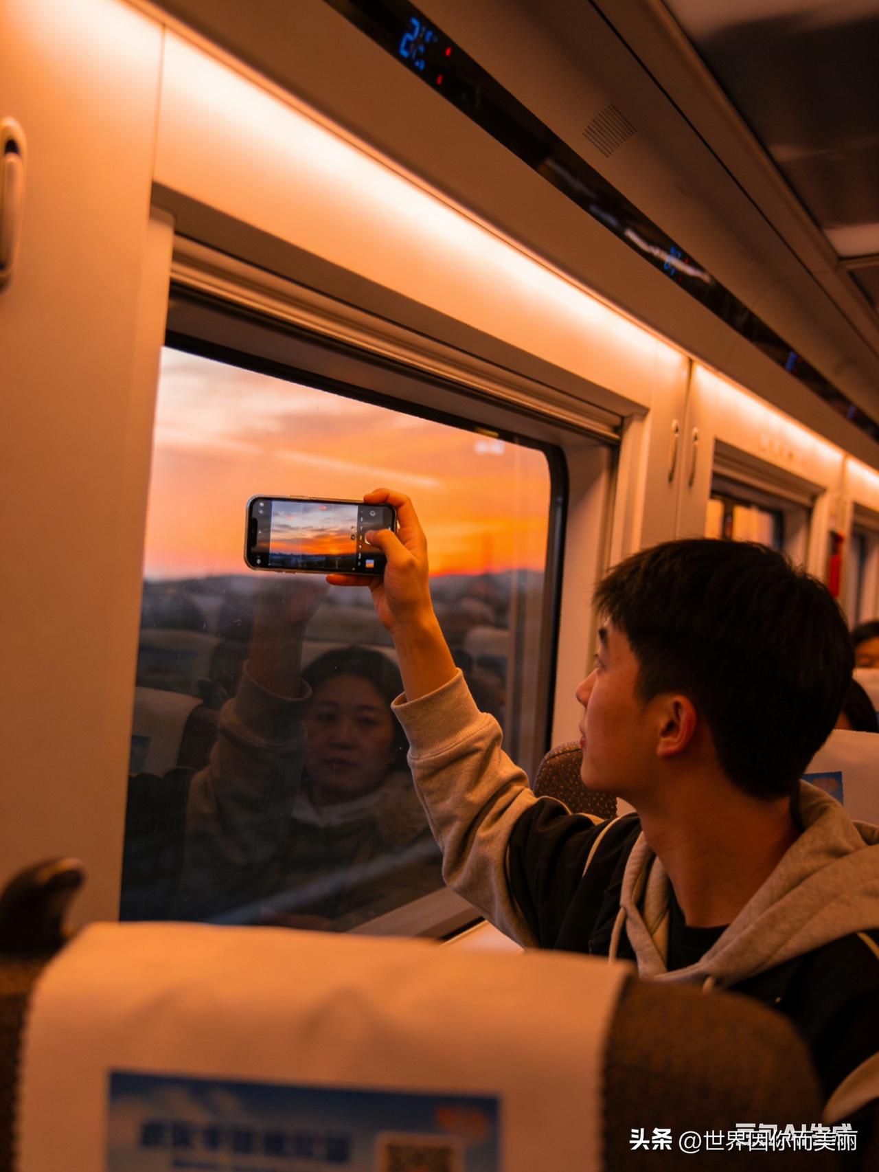 高铁晚霞刷屏的背后，是成年人藏不住的疲惫
 
昨天被高铁晚霞刷了一天屏，刷着刷着