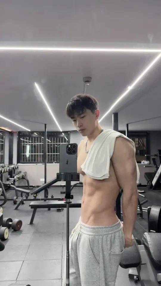 腹肌体育生[害羞] 