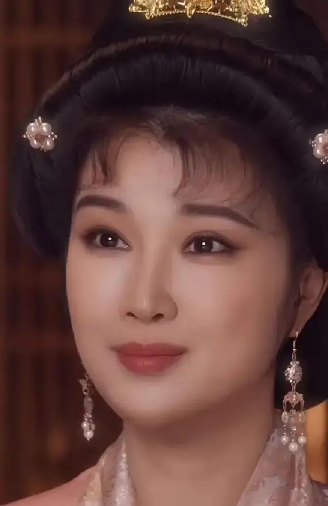 复仇女刀客，没把刀拿稳。
脸比刀尖还精致，身形比柳条还细。
这哪是寻仇，这是走秀