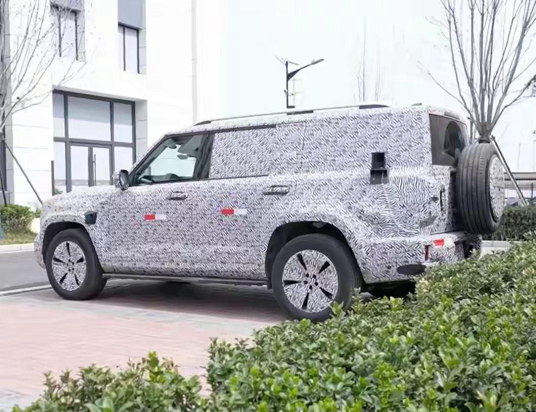 长城全新的方盒子硬派越野SUV谍照流出了，感觉要爆火！外观设计就是那种标志性的“