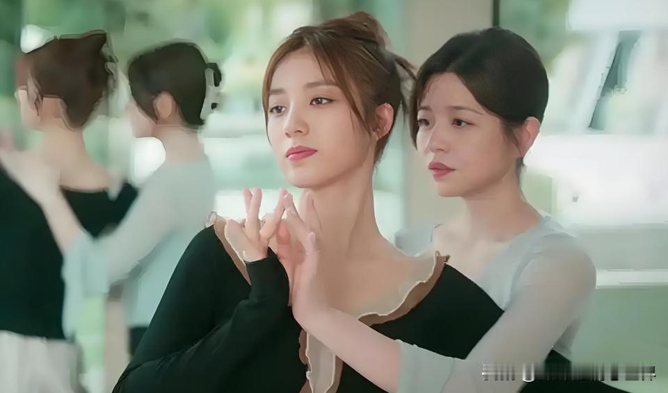 女人正在郊区别墅里督促儿子写作业，手机突然叮咚响了一声，屏幕上弹出了交管部门发来