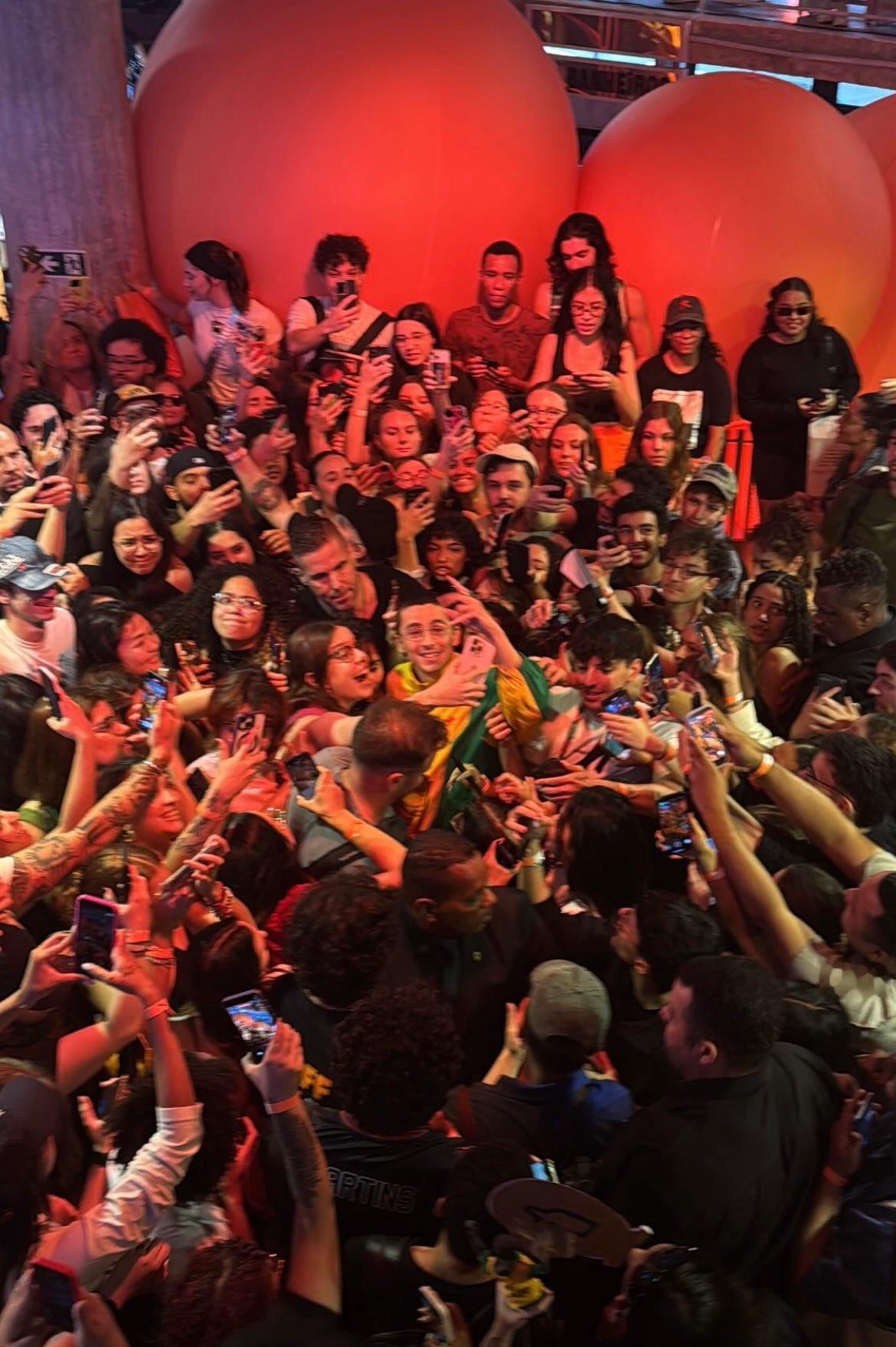 提莫西·查拉梅今天亮相圣保罗，真红啊！ 