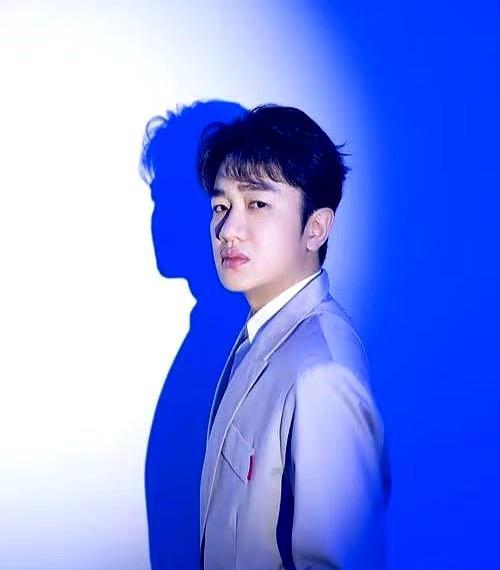 46岁那年，王祖蓝没躺平，直接把体检单当日历撕了。
李亚男不喊“为了健康”，把厨