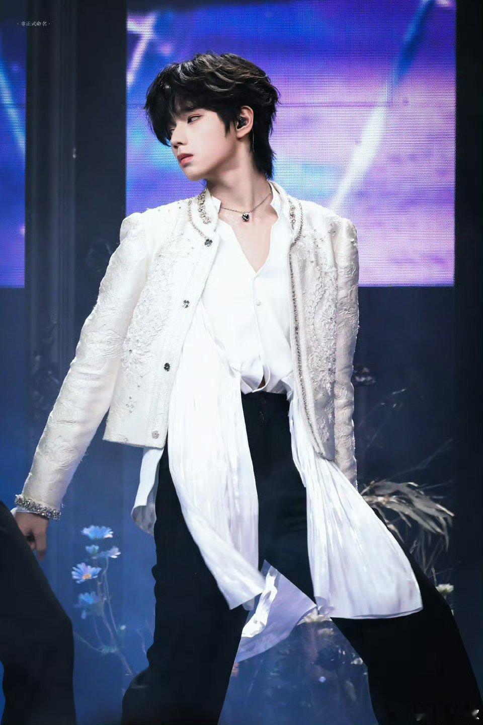 TF家族练习生王橹杰荣耀之战造型如此俊美的脸什么造型hold住 