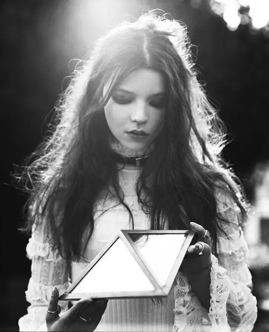 2017年，出演《马柔本宅秘事[搜索高亮]》时期的安雅·泰勒-乔伊。