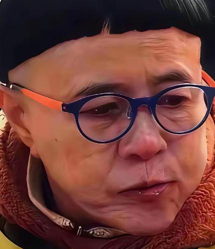 刘纯燕一个六十岁的人了，却为了一个锅盖头，每隔二十天就得打飞的跨省去剪。因为发型