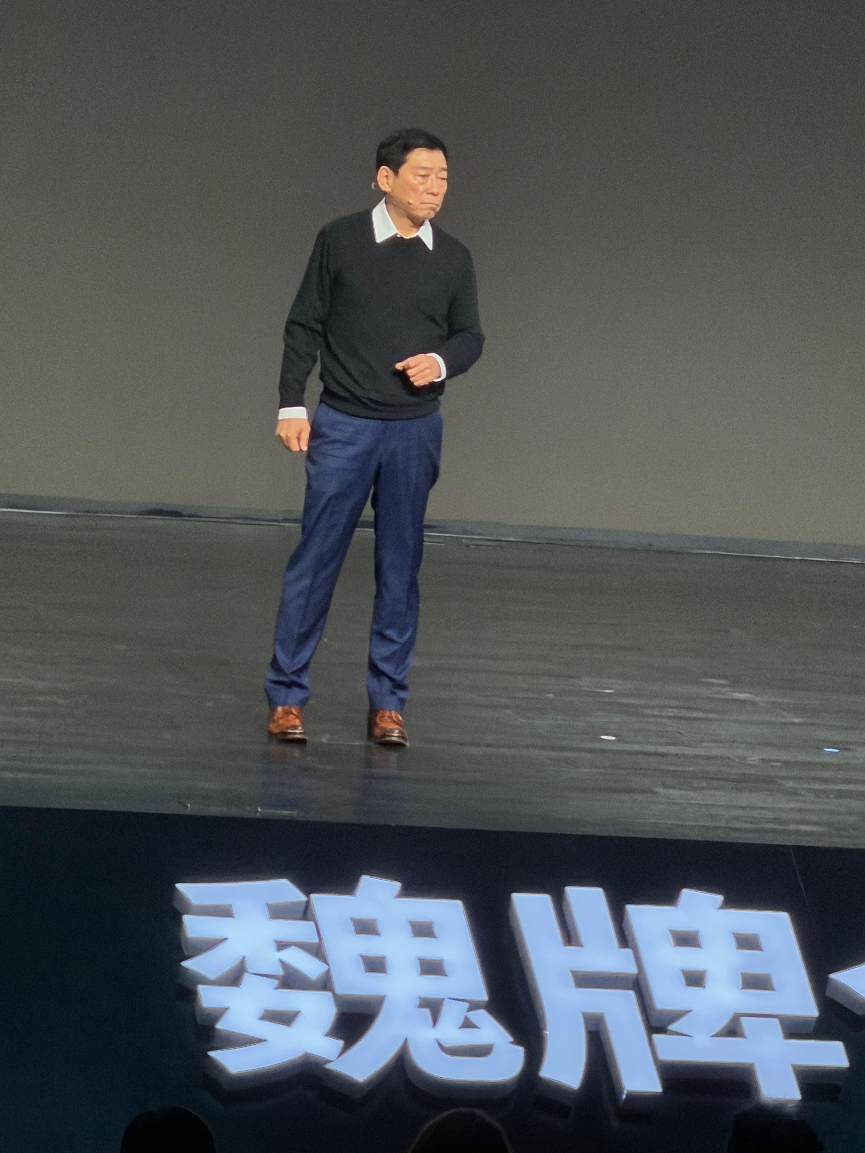 魏总又性情了！我看了眼提词器依旧现场开挂，几乎没一个字对的上心疼给魏总提词的孩子