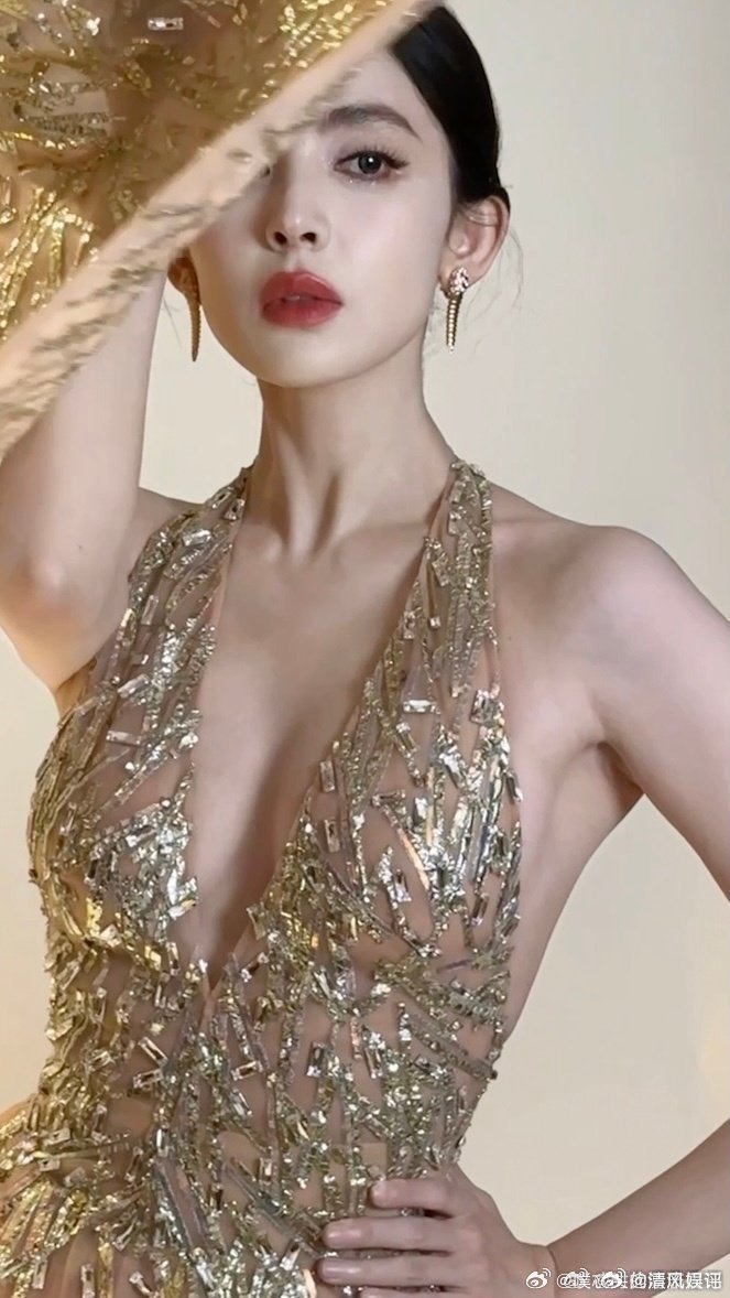 娜扎上户口的时候名字多打字了 原来姐姐这串长长的名字，竟是当年落户时多敲了一个字