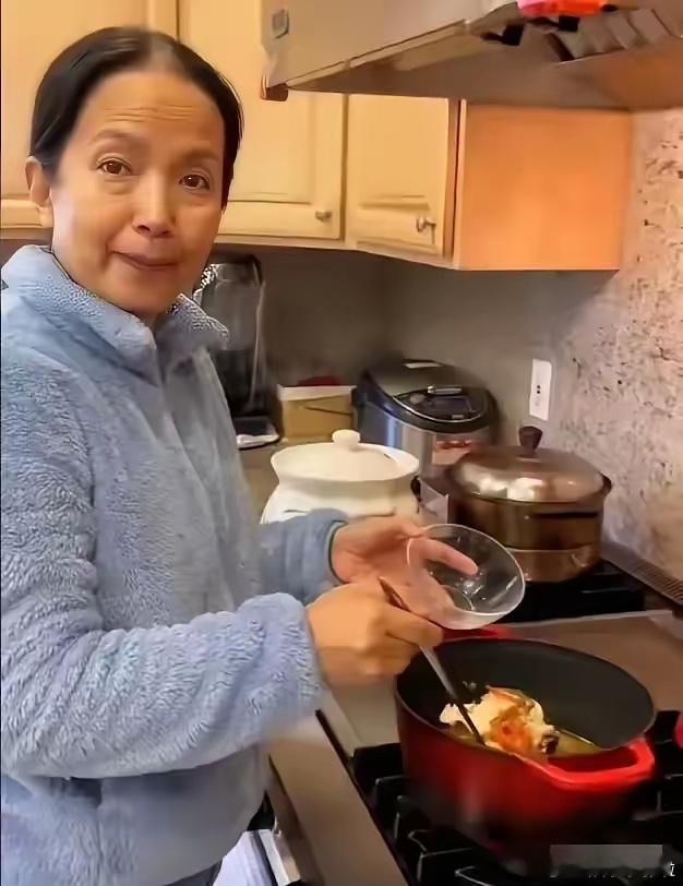 著名影视明星吕丽萍及其丈夫虽已定居美国，但生活似乎并不轻松。吕丽萍需亲自下厨烹饪