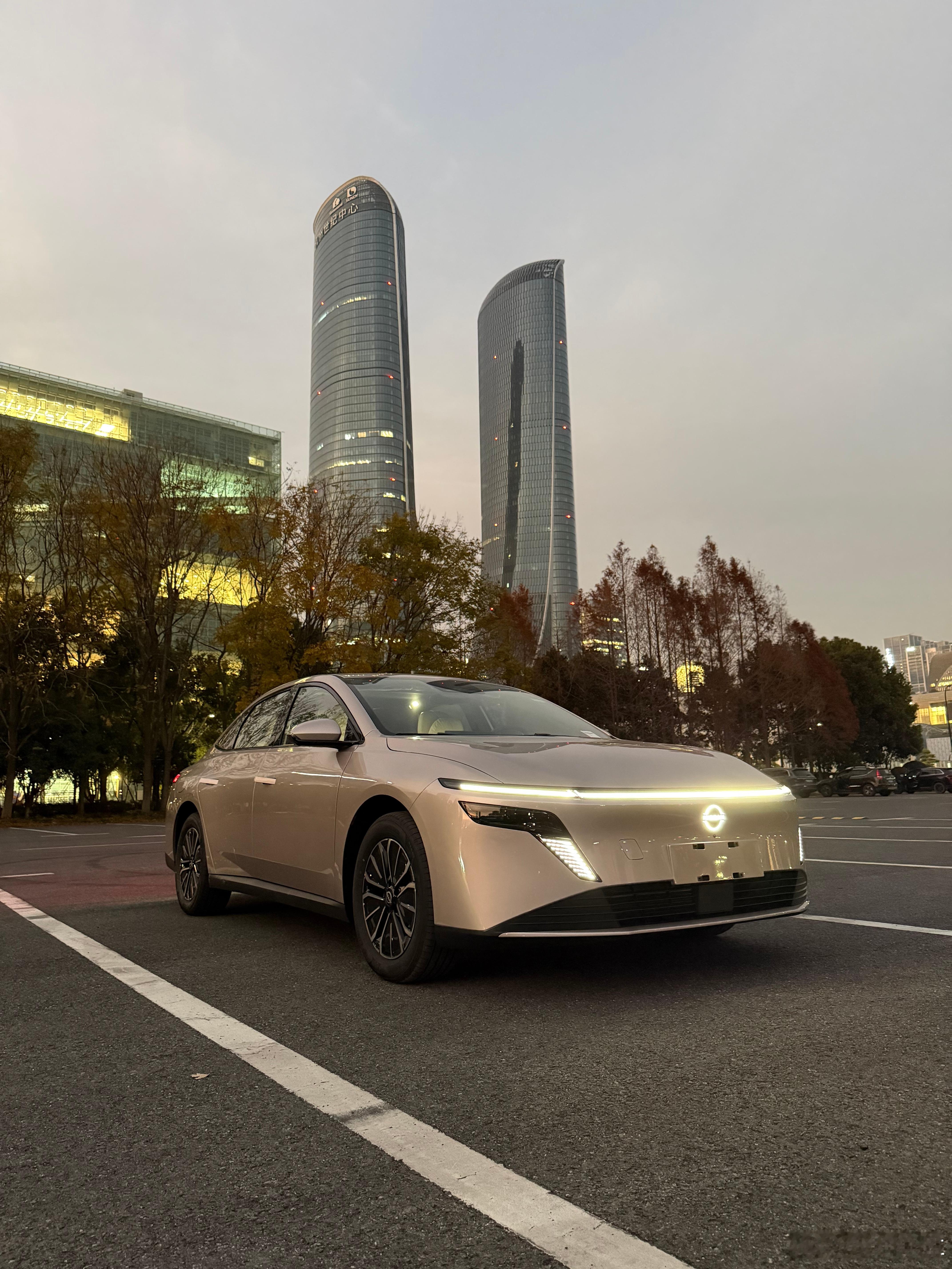 杭州之门下的东风日产n6太养眼了，日照金外观超显质感，线条还这么优美，妥妥颜值担