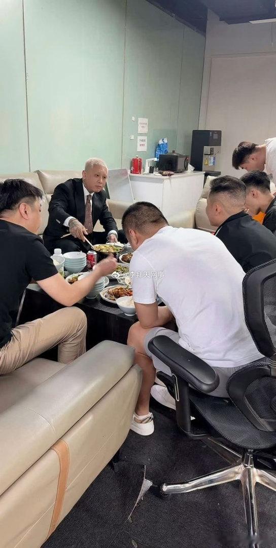 方丈生日当天不穿西服，去了，吃个饭还穿着西服打领带，都这么正式了你的面子不小啊。