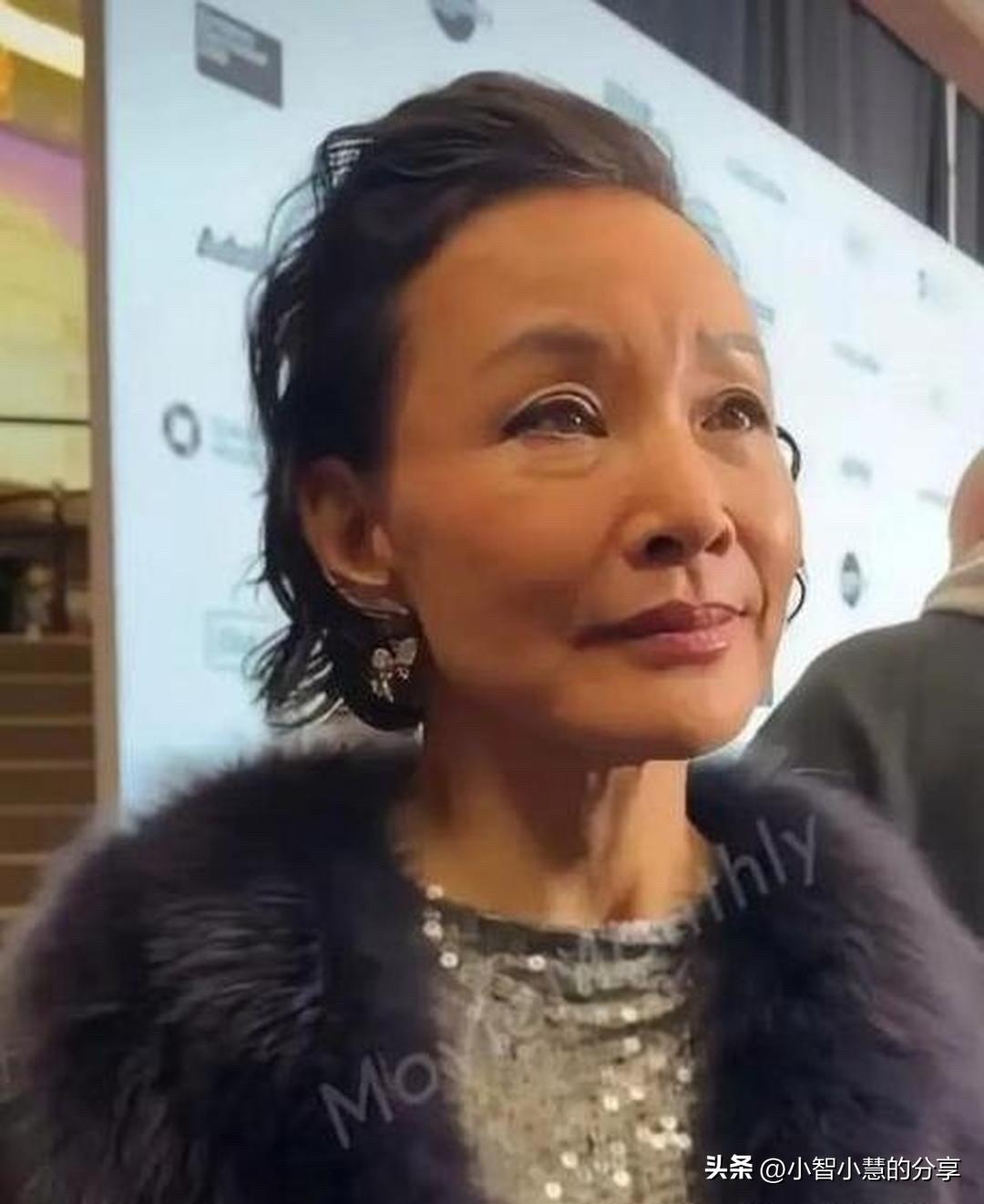 她怎么颜值下滑这么快，才60多一点点就像菜市场的大妈一样，眼角耷拉，没有什么精神