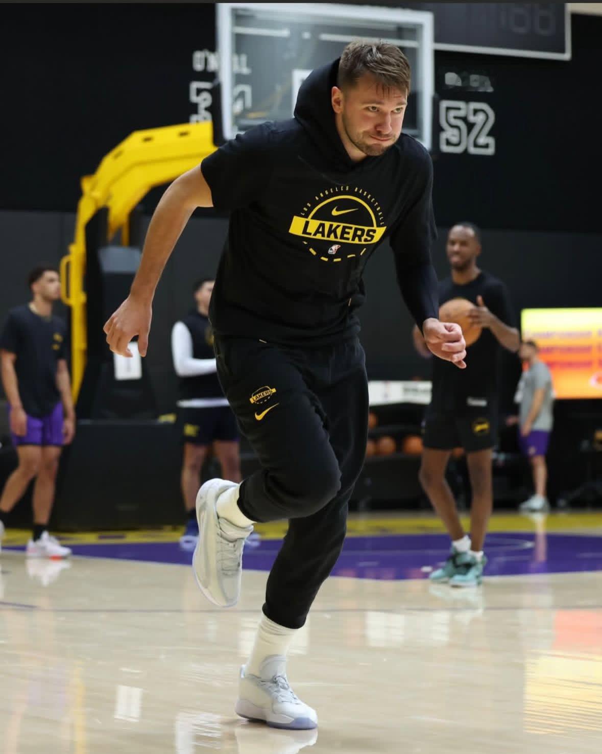 这是什么夺命十七折场面吗？看这小脸儿憋得，东契奇