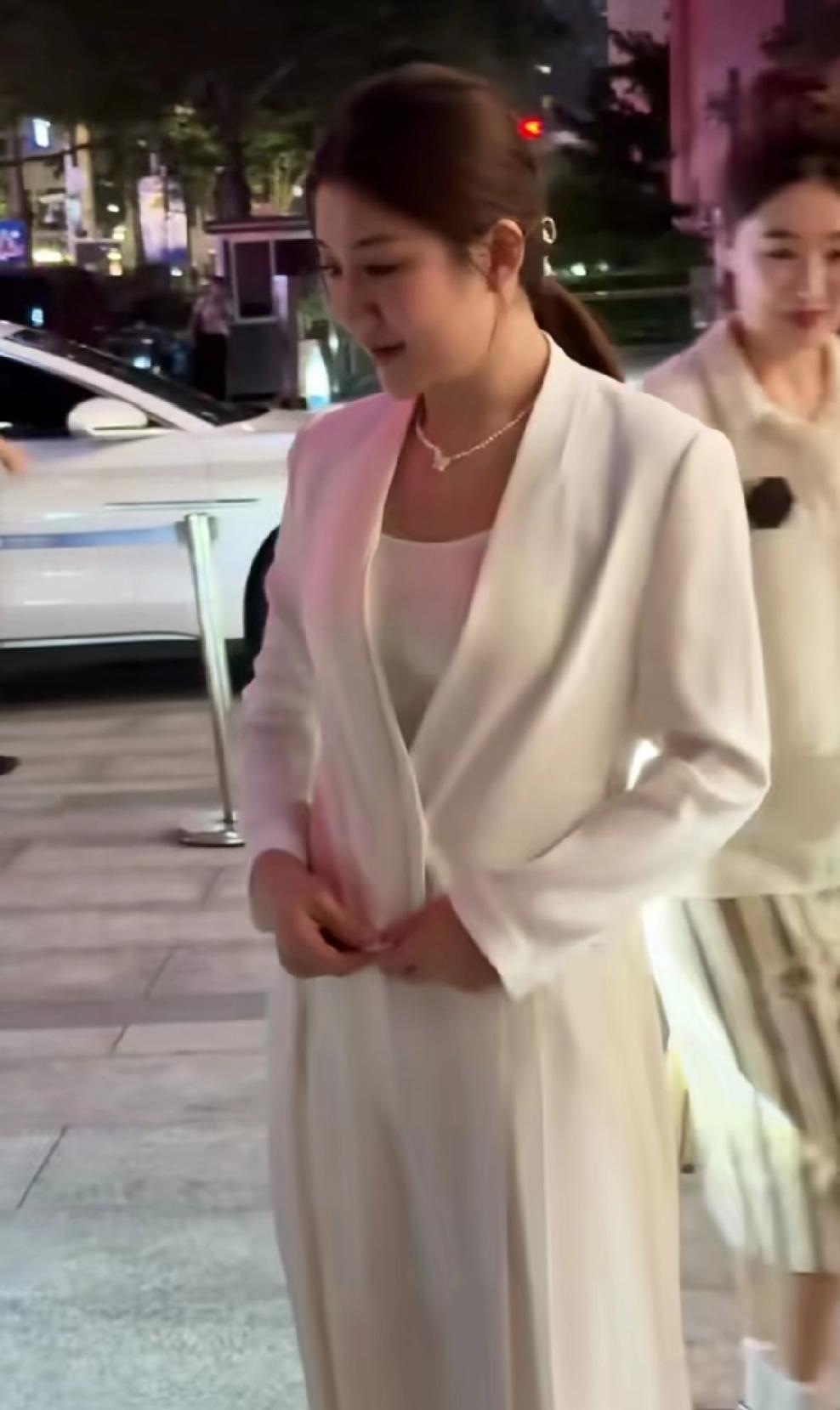 陈梦这位山东大嫚儿，非常的漂亮大气，非常的低调，五官精致，颜值直接碾压一众明星。