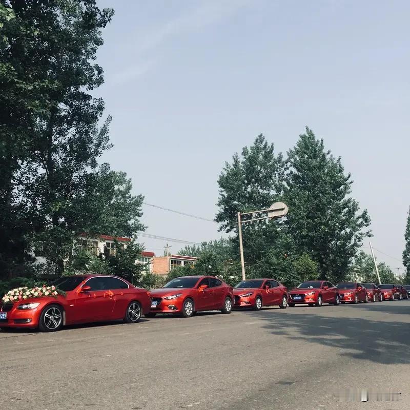 红车误入婚车车队成主角 红车误闯婚车队伍成焦点
最近，“红车误闯婚车队伍成焦点”