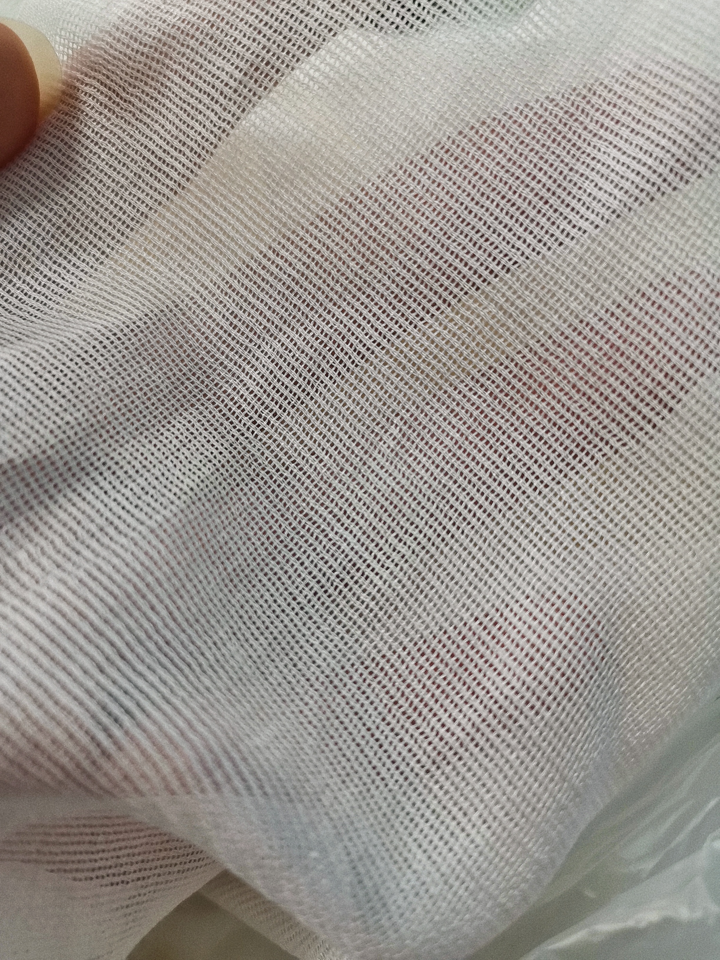 年初的时候，我找到了一种绞经组织的纱，真丝与棉各半。轻盈又牢固，因为看见横纹，心