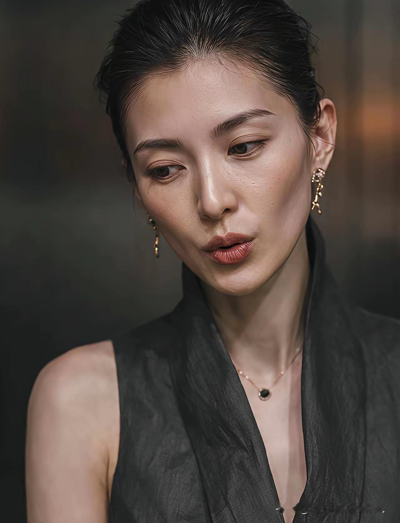 美女就是美女，撇个嘴，闭个眼都与众不同。有什么不同呢？