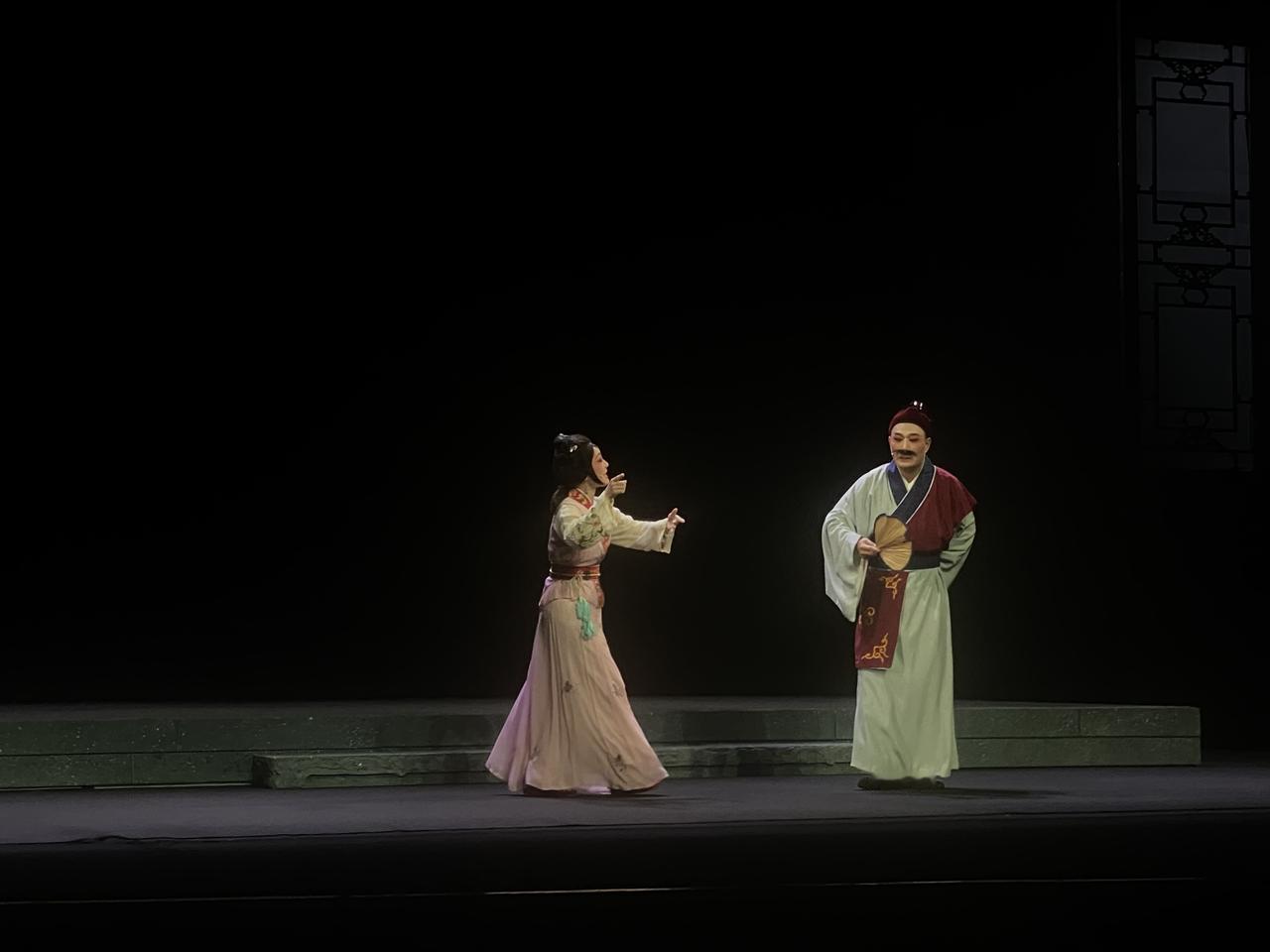 面对一块石头，你若把它背在背上，它就会成为一种负担，你若把它垫在脚下，它就成为你