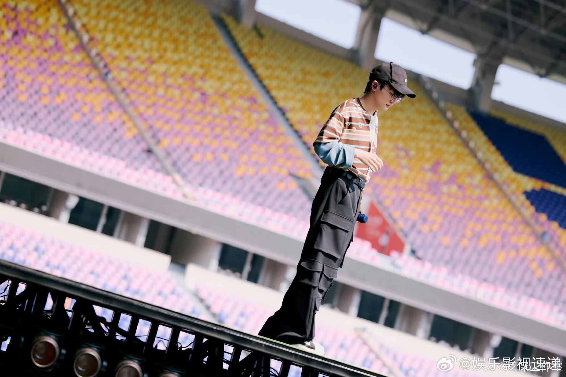 周深巅峰之夜舞台 周深巅峰之夜舞台高光时刻，三首歌曲切换自如，深情与力量并存，听