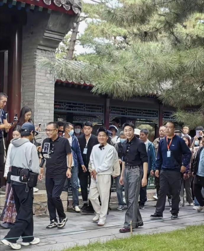 董宇辉应该见好就收。
再演下去，就沐猴而冠了吧？[灵光一闪]