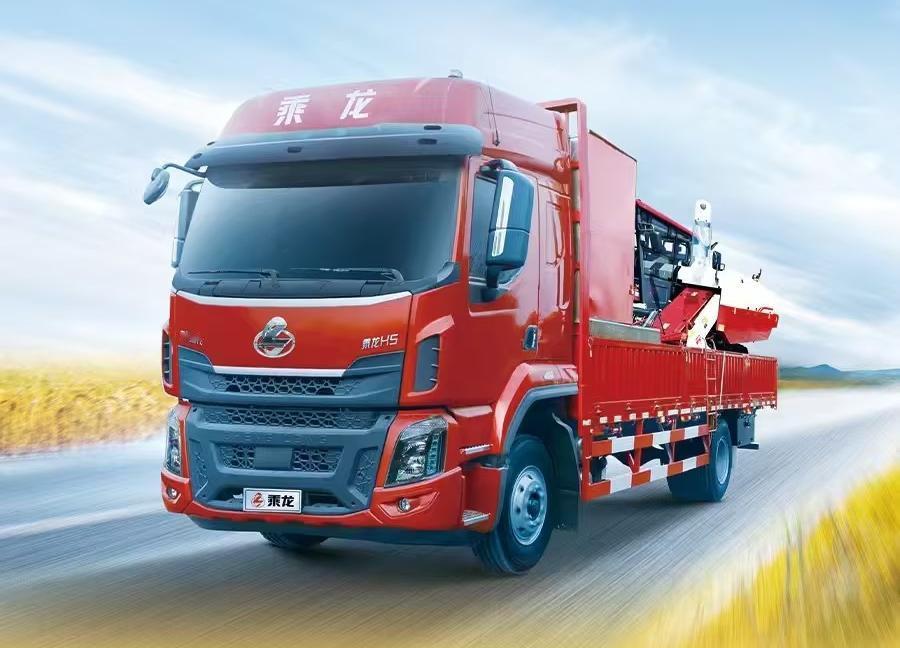 乘龙H5麦客车，搭载玉柴330马力发动机，可选10档/12档变速箱，最大扭矩可达