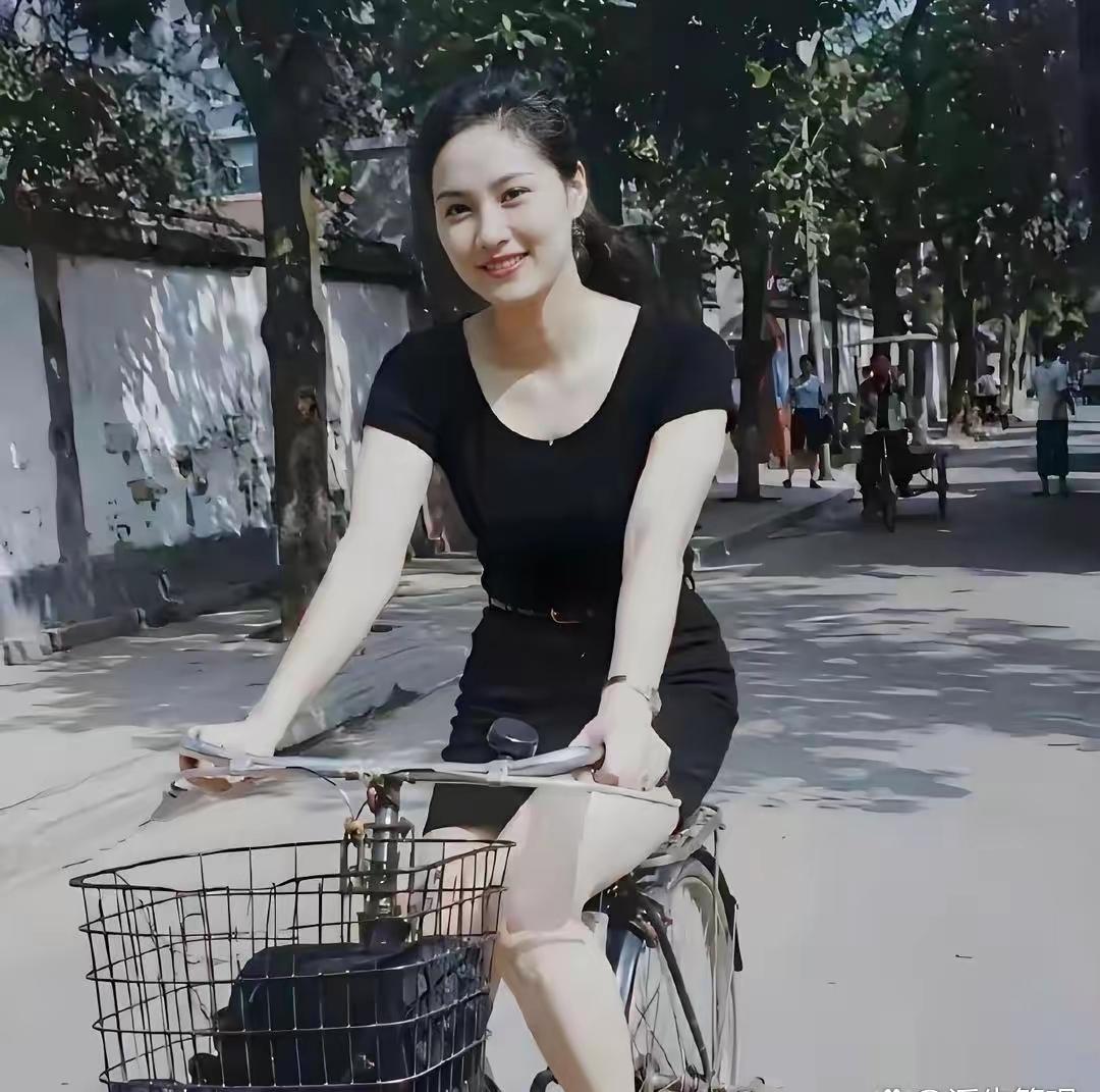 优雅气质，时尚穿搭，骑车享受宁静时光。