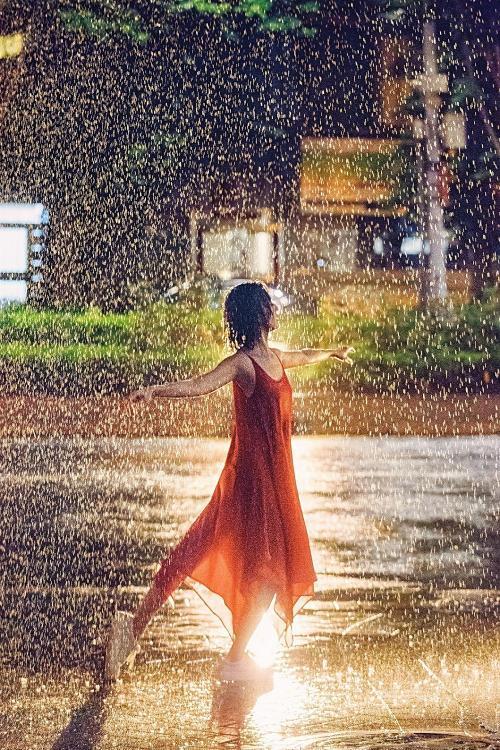生活不是等暴风雨过去，而是学会在风雨中起舞。 ​ ​​​
