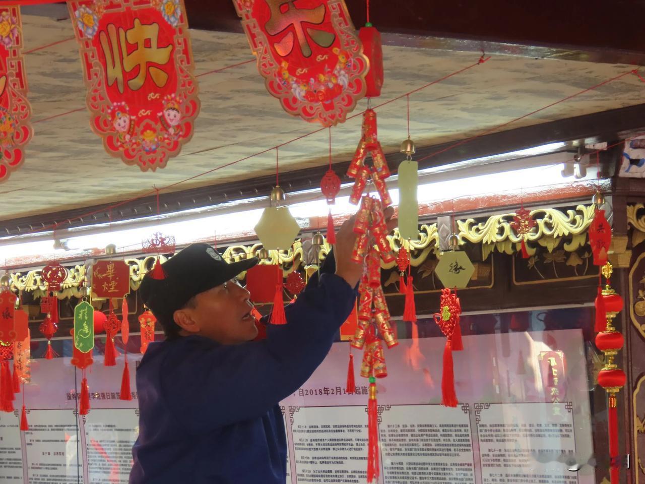 新年氛围满满，挂上红灯笼迎接好运！🎉✨