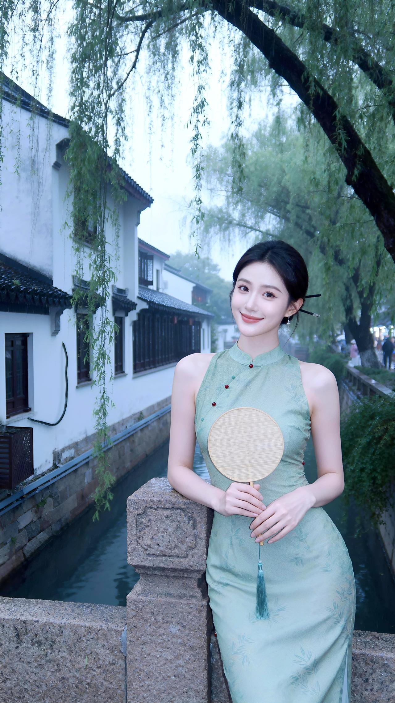 青石桥畔烟雨斜，执扇听荷。柳丝缠住三月风，她眼底藏着一整个江南的温柔——时光清浅