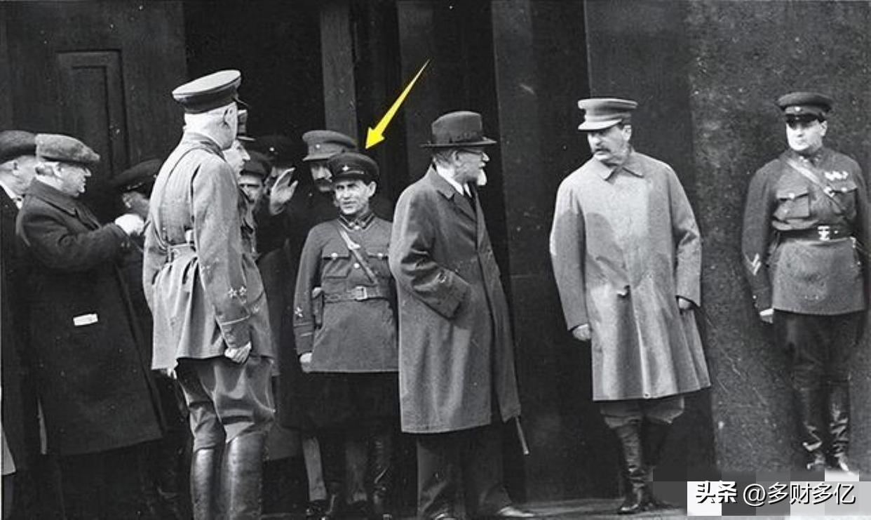 1937年，斯大林身旁那个1米5的“血腥侏儒”，在亲手处决了3000名下属后，被