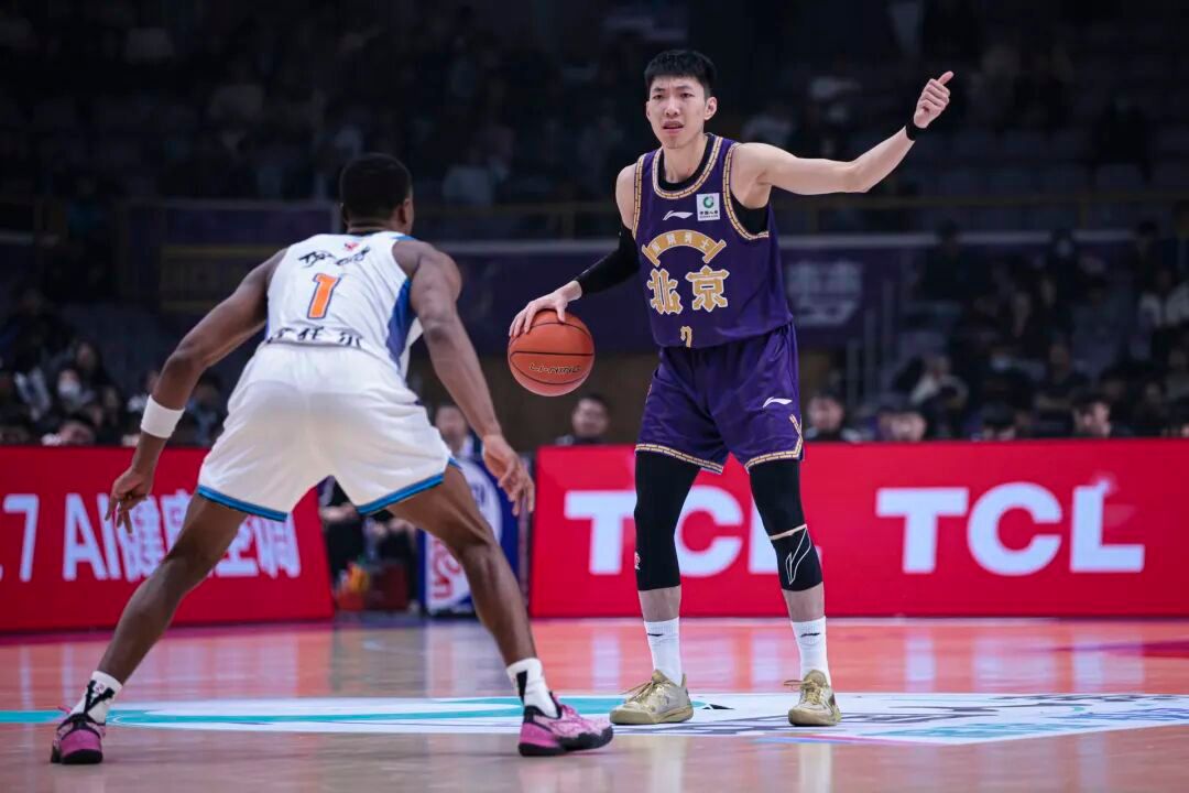 一个有趣的现象：上赛季48分钟比赛，廖三宁场均33.5分钟这赛季40分钟比赛，廖