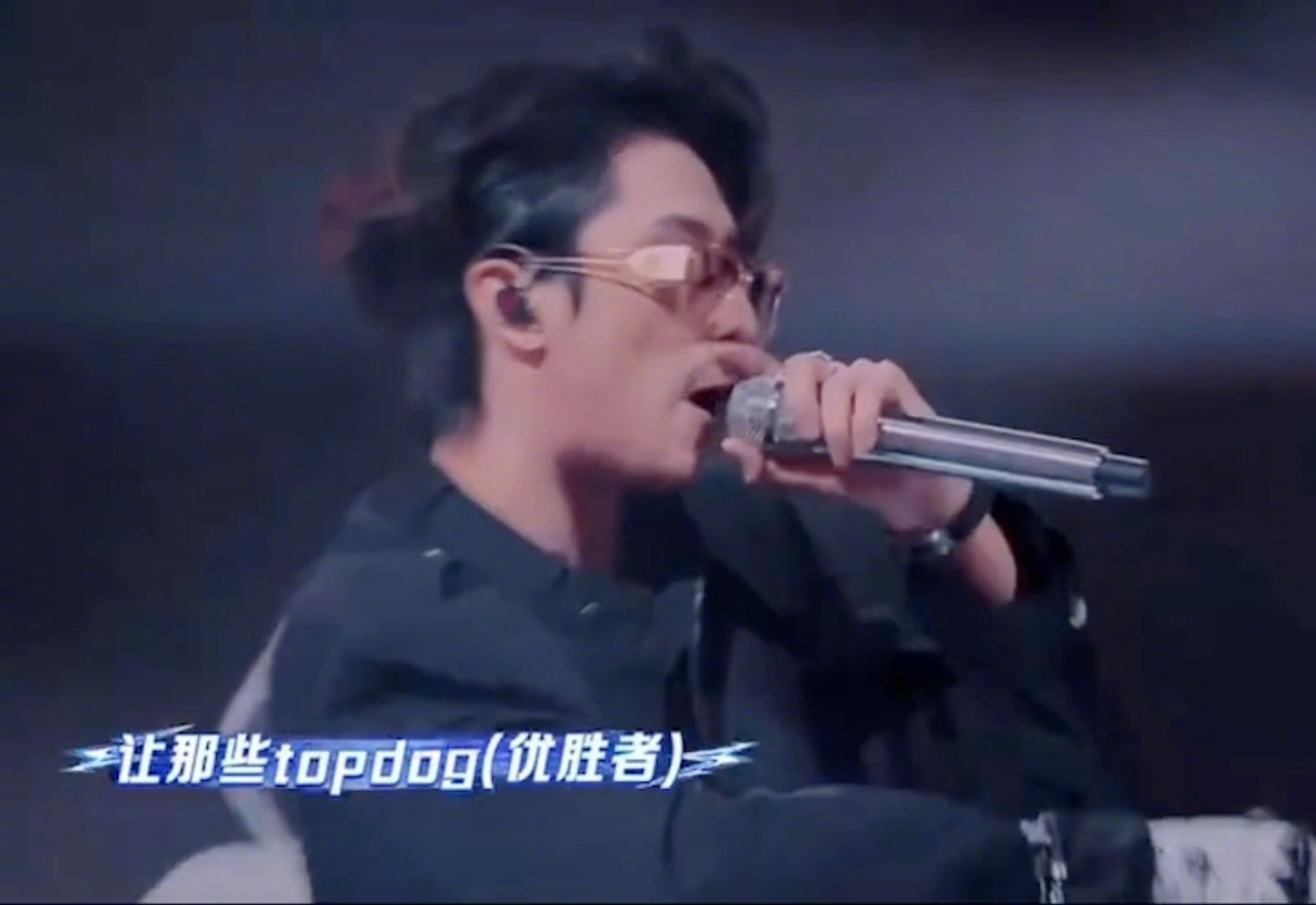 严浩翔导师秀快嘴rap年轻有流量有实力就要狂[爱慕] 就这个严浩翔导师舞台爽，又