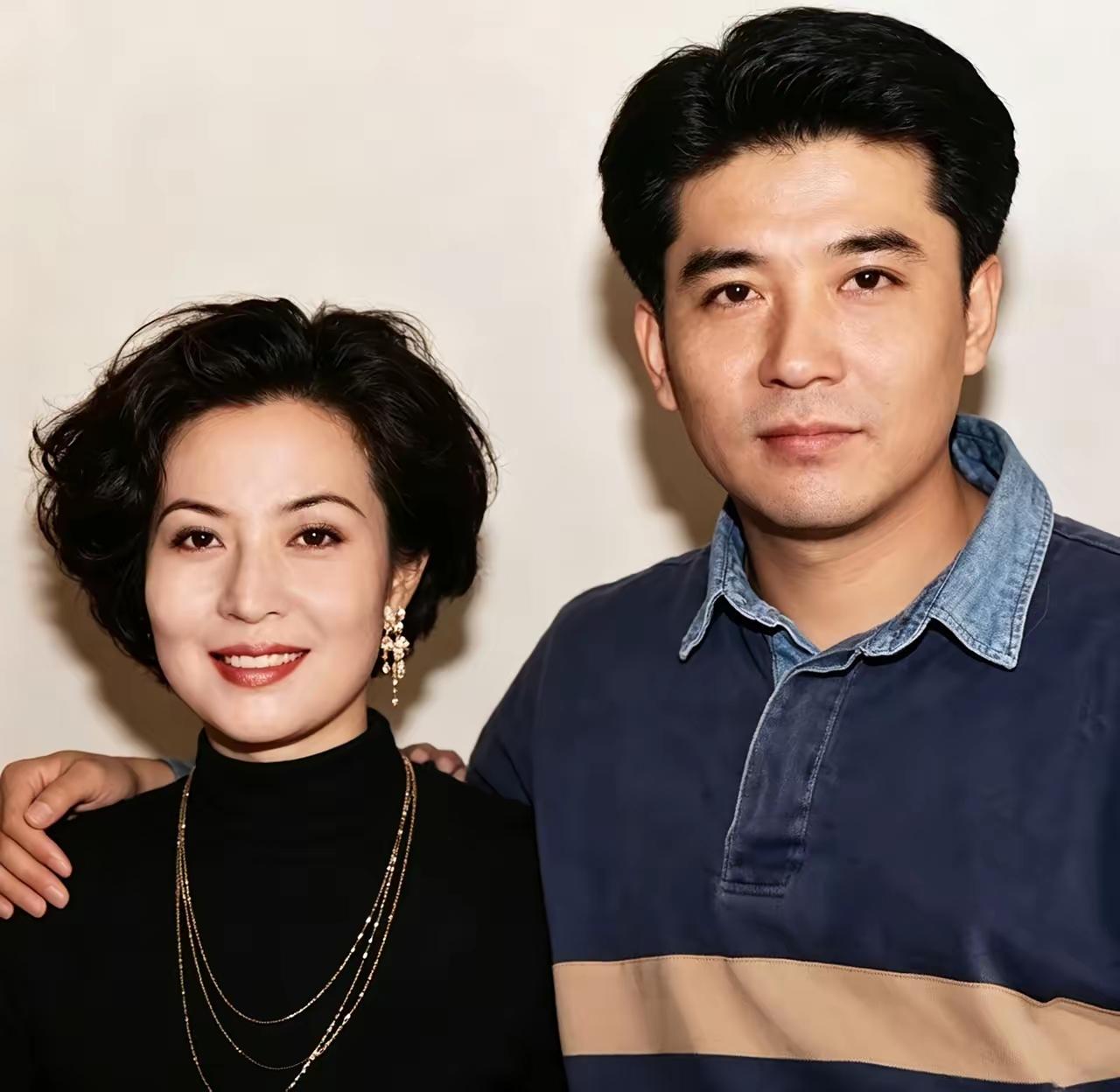 这一张有年代感的老照片呀
你们认识她吗？
她们两个人站在一起就像一对情侣似的，那