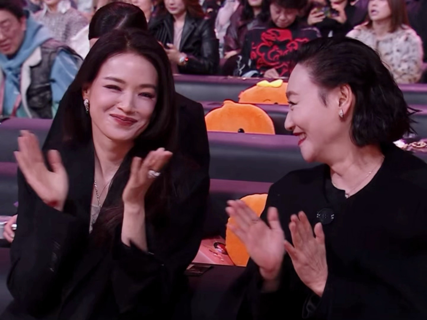 舒淇和惠英红聊啥呢这么开心微博之夜内场