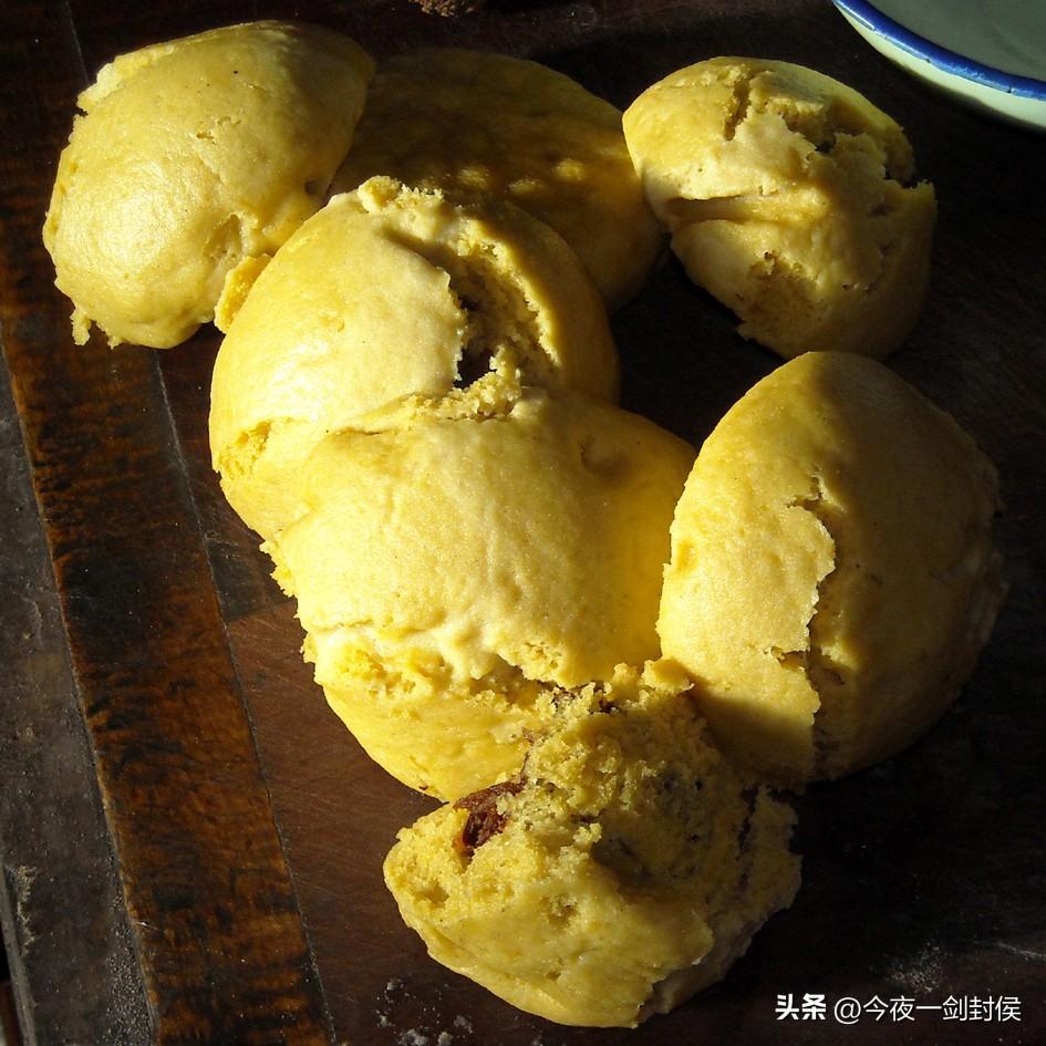 解放前，我家里特别穷！
1935年左右，我奶奶为了挣点钱贴补家用，丢下自己一岁的