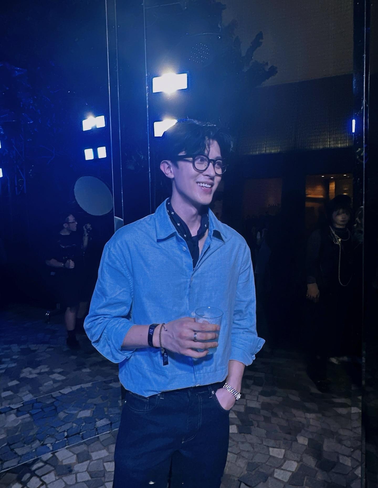 幸卓輝  忍不住看图说话一下P1：总裁在social，轻松征服名利场P2：总裁应