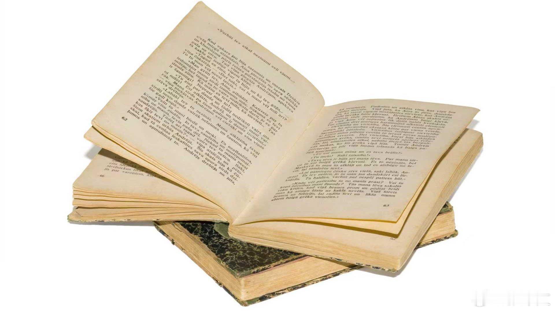 今早在拥挤的地铁上，终于翻完了贝蒂·史密斯《布鲁克林有棵树》的最后一页。窗外的城
